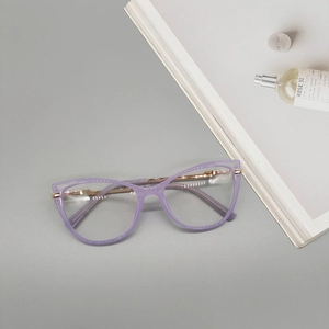 Détail de lunettes œil de chat lavande avec branches dorées sur un fond de magazine minimal