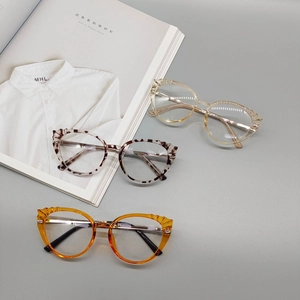 Trois lunettes anti-lumière bleue TR90 avec montures tendance écaille et champagne
