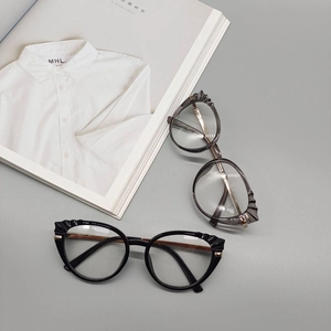 Lunettes TR90 anti-lumière bleue stylées avec montures ondulées en noir et gris fumé