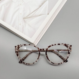 Détail de lunettes anti-lumière bleue en TR90 avec écaille et bordure ondulée