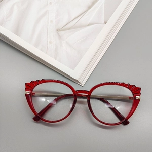 Détail de la monture TR90 rouge avec design ondulé et branches en métal doré chic