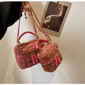 Detailansicht der rosa Tweed-Minitasche mit strukturierter Textur und Kettengurt