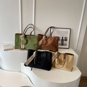 Ρετρό τσάντες tote μεγάλης χωρητικότητας σε τέσσερα ματ χρώματα με διακοσμητικό ιμάντα