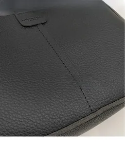 Gros plan sur cuir noir à grain litchi avec inscription Fashion Brand élégante