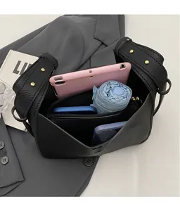 Vue de dessus de l'intérieur spacieux du sac seau noir contenant une tablette et un parapluie