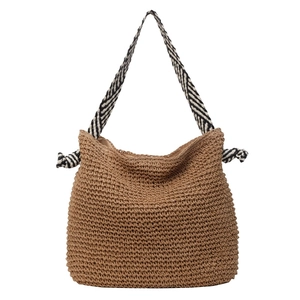 Sac bandoulière d'été en paille avec texture tissée brune et large sangle rayée