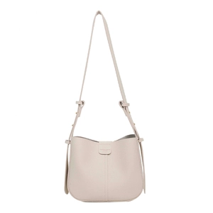 Sac seau beige chic en cuir grainé avec rivets dorés et design minimaliste élégant