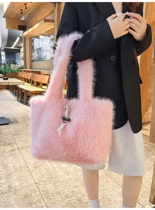 Detailaufnahme der rosa Plüsch-Tragetasche mit einem Vintage-Knebelverschluss-Detail