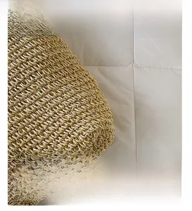 Gros plan sur la texture tissée d'un grand sac de plage en paille pour femme chic