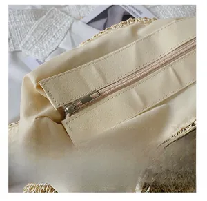 Détail du sac en paille tressée avec fermeture éclair en métal et doublure en tissu