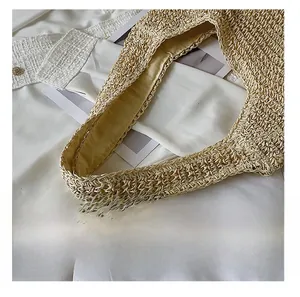 Détail de la large bandoulière en paille sur le grand sac fourre-tout tissé main