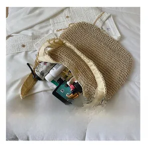 Vue de dessus du grand sac en paille montrant la capacité pour iPad et parapluie