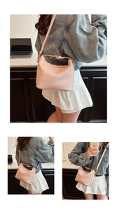 Vue détaillée du sac hobo plissé rose montrant les styles épaule, bandoulière et à main