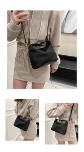 Détails du sac bandoulière plissé noir avec texture verticale et boucles dorées chic