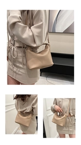 Gros plan du sac à main plissé beige avec détails dorés et bandoulière amovible