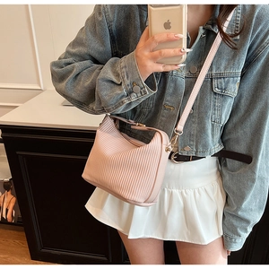 Détail du sac à bandoulière plissé rose clair avec texture PU souple et garniture dorée