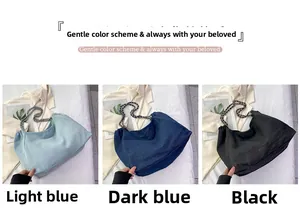Sacs cabas Hobo en denim bleu clair, bleu foncé et noir avec bandoulières tressées