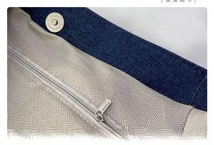Détail du sac en jean montrant la doublure à chevrons et le fermoir magnétique