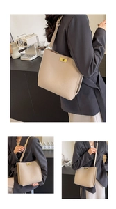 Dettaglio della borsa tote beige in pelle grana litchi con chiusura a scatto dorata
