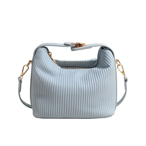 Sac hobo plissé bleu clair chic avec boucle dorée et bandoulière amovible élégante