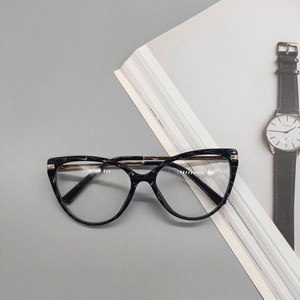 Detailed 45-degree angle of black cat-eye glasses frame with 3D diamond-cut finish