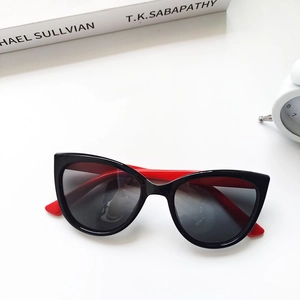 Detailed top view of cat-eye polarized sunglasses with black frame and red temples