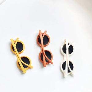 Polarisierte Kinder-Sonnenbrille aus Silikon in Gelb, Orange und Weiß mit runden Rahmen