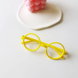 Detail view of yellow round kids frame on pink bubble candle and ceramic tray
