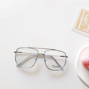 Détail de lunettes anti-lumière bleue avec double pont et monture bleue