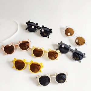 Vue à plat de sept lunettes de soleil rondes pour enfants avec oreilles d'ours UV400