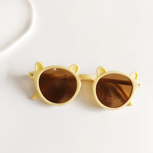 Gros plan de lunettes de soleil ours jaunes pour enfants avec verres UV400