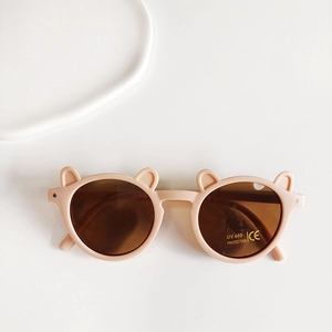 Détail de lunettes de soleil rondes oreilles d'ours pour enfants avec protection UV400