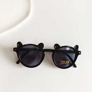 Détail de lunettes de soleil ours noires pour enfants avec protection UV400 certifiée CE