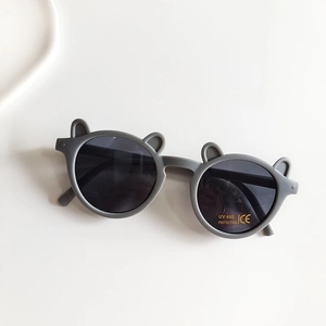 Détail de lunettes de soleil rondes grises pour enfants avec oreilles d'ours et UV400