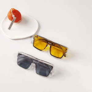 Lunettes de soleil carrées pour enfants avec monture transparente et verres teintés