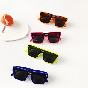 Lunettes de soleil carrées pour enfants aux couleurs néon vives avec monture contrastée