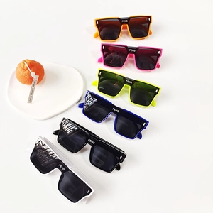 Lunettes de soleil carrées pour enfants en couleurs vives comme orange, bleu et jaune