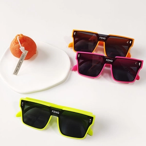 Lunettes de soleil carrées pour enfants en jaune néon, rose pêche et orange vif tendance