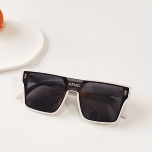 Détail de lunettes de soleil carrées pour enfants avec monture blanche et verres foncés