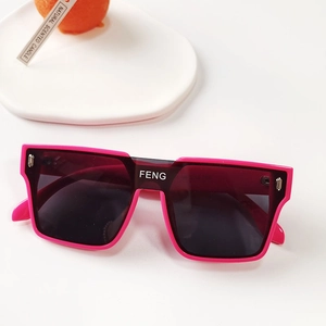 Détail de lunettes de soleil carrées roses pour enfants avec verres foncés et logo FENG