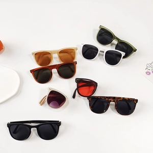Collapsible kids' sunglasses with colorful lenses and stylish frames for UV protection