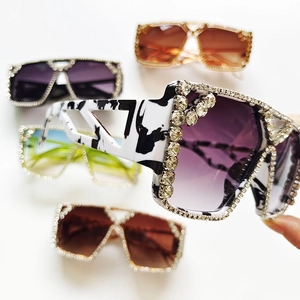 Übergroße quadratische Strass-Sonnenbrille mit Marmormuster und lila Verlaufsgläsern