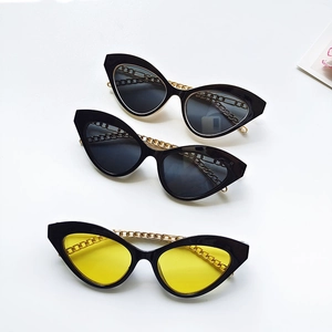 Lunettes de Soleil Yeux de Chat Femmes Vintage Monture avec Chaîne en Métal Doré Protection UV400 Lunettes de Soleil pour Voyage
