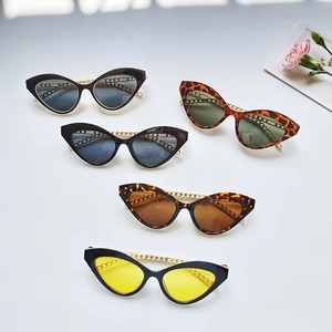 Lunettes de soleil œil de chat avec pont en chaîne dorée en noir, léopard et ambre