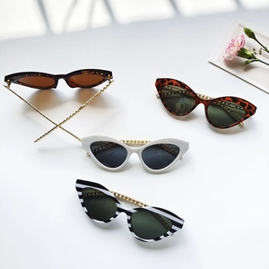Lunettes de soleil œil de chat avec chaîne dorée en motifs écaille, léopard, blanc et rayures