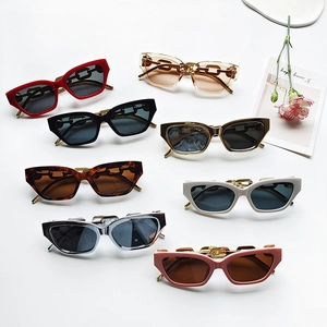 Lunettes de soleil ovales à la mode avec branches en chaîne métallique en diverses couleurs