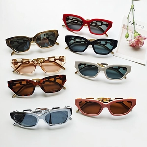 Huit paires de lunettes de soleil œil-de-chat tendance avec monture épaisse et détails de chaîne