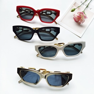 Lot de quatre lunettes de soleil œil-de-chat rétro avec branches en chaîne métallique