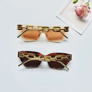 Lunettes de soleil ovales tendance avec branches chaîne dorée en ambre et écaille
