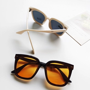 Occhiali da sole UV400 per bambini con montatura quadrata color crema e nero per l'esterno